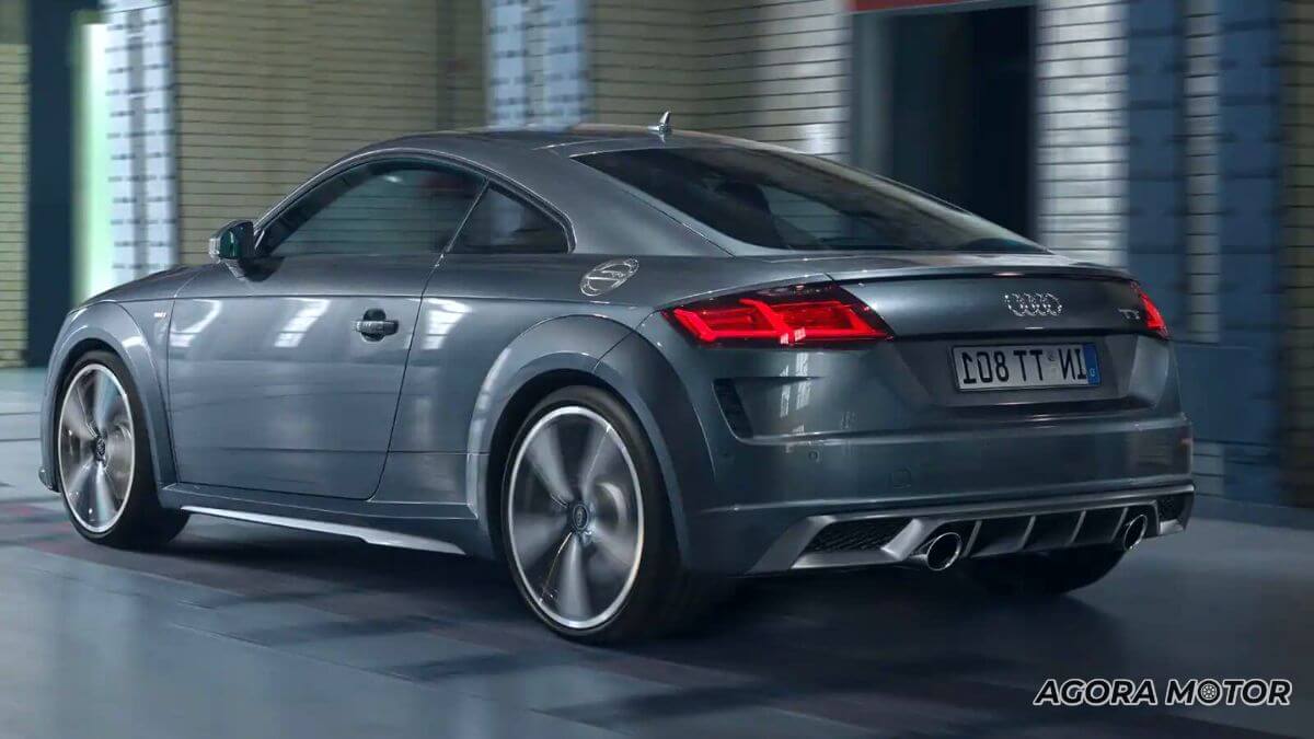 Traseira do Audi TT 2023.