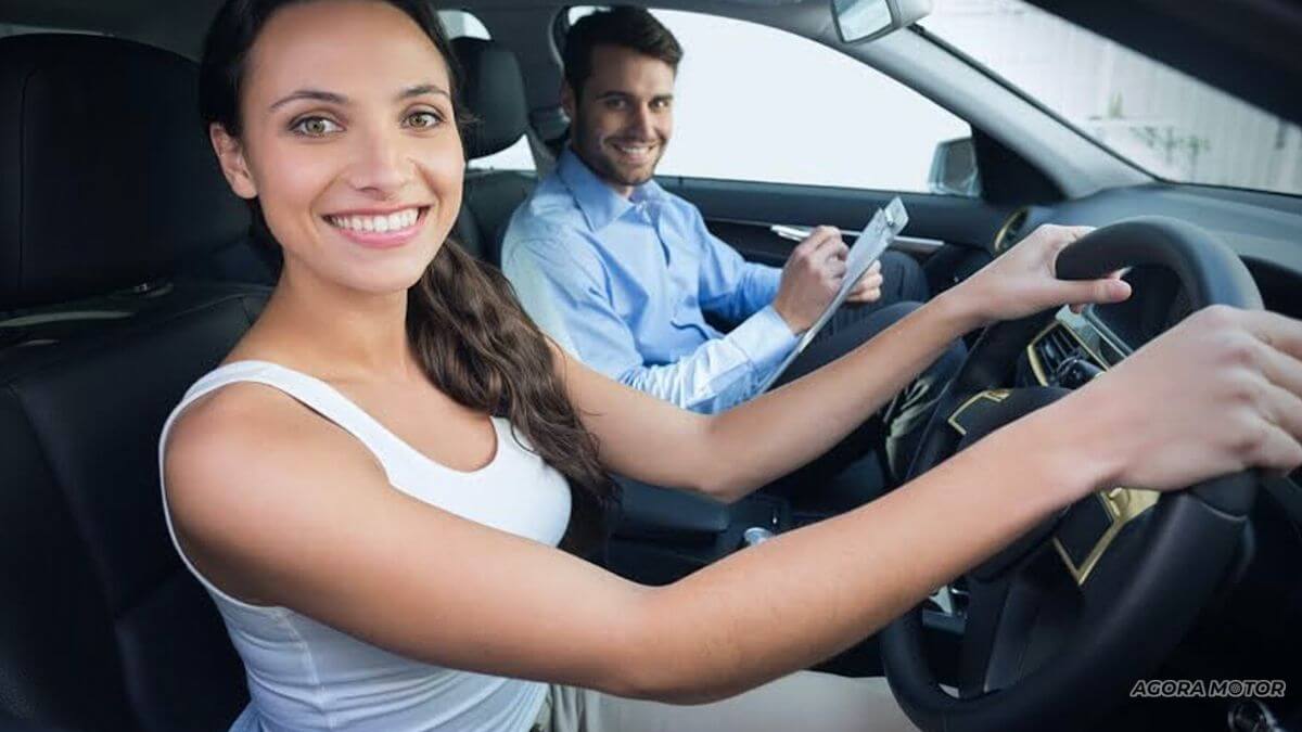 Mulher fazendo autoescola.