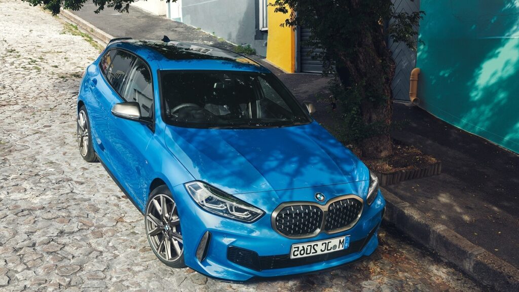 BMW 550e 2023 na cor azul.