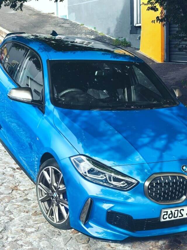 BMW 118i 2023 azul.