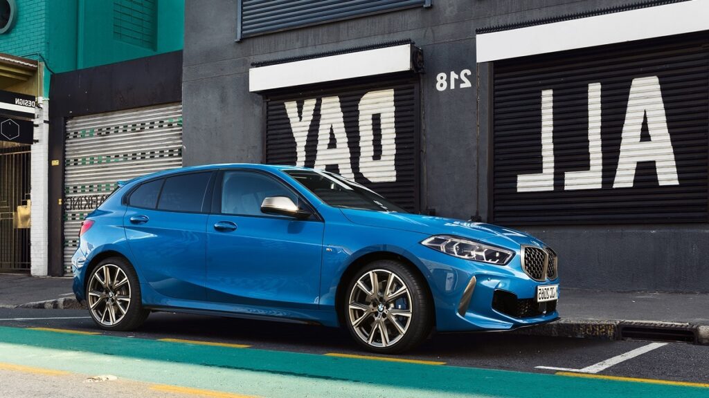 BMW 118i 2023 azul.