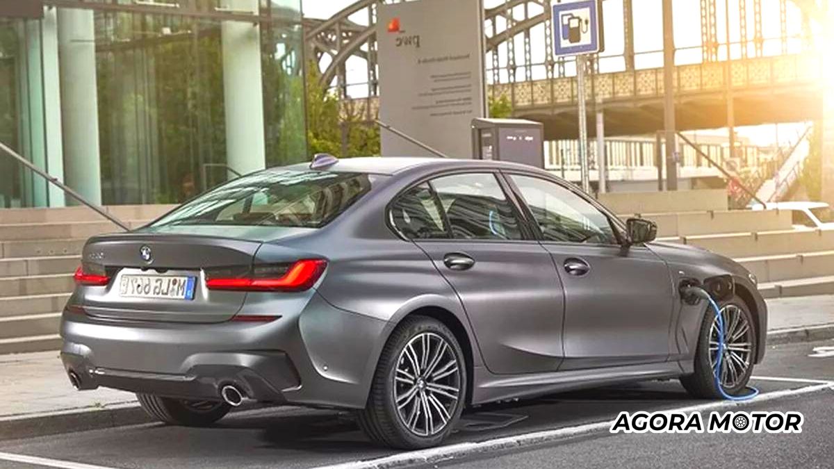 BMW 330e M Sport 2023 sendo carregada.