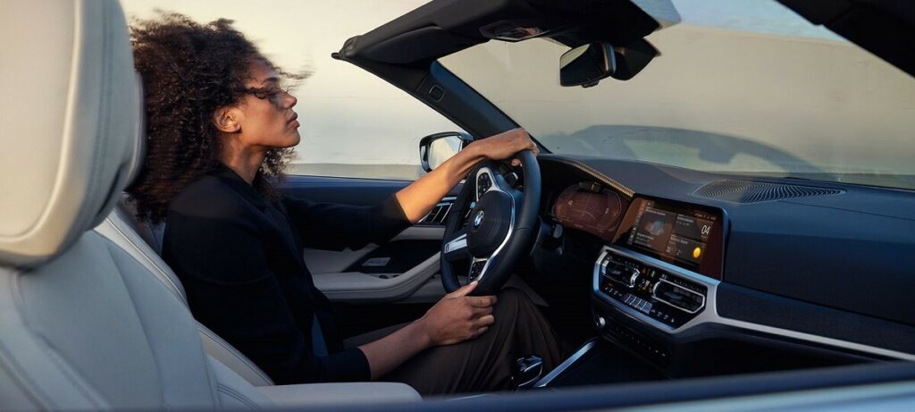 Interior da BMW 420i Cabrio 2023.