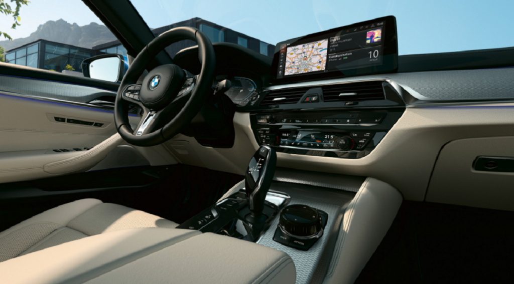 Interior da BMW 550e 2023