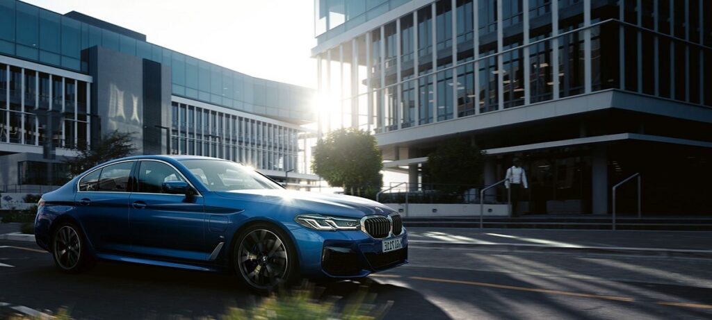 Lateral da BMW 550e 2023.