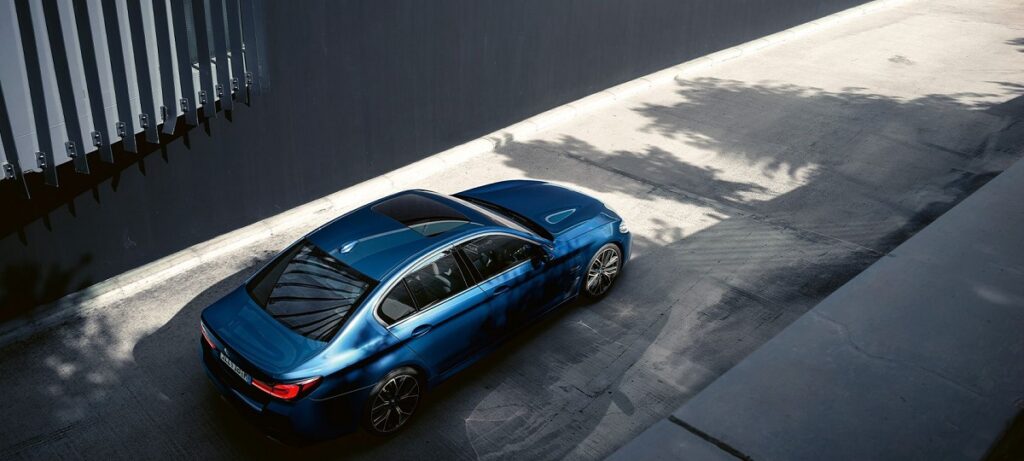 BMW 530e 2023 visto de cima.
