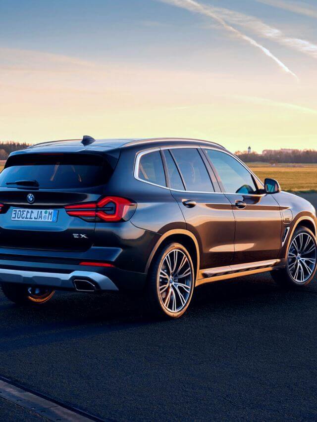 BMW X3 2023 em diagonal.