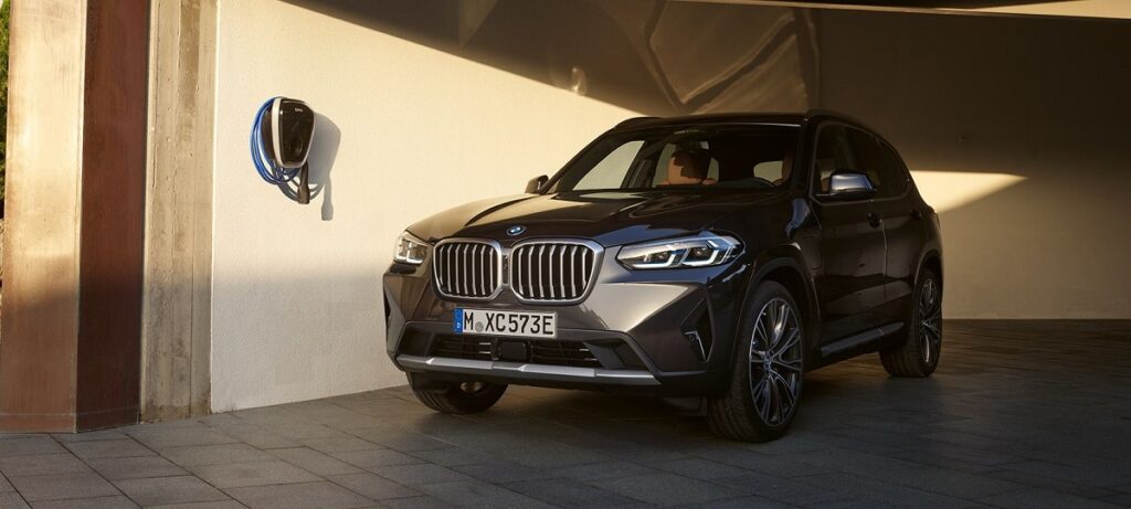 BMW X3 2023 parada dentro da garagem.