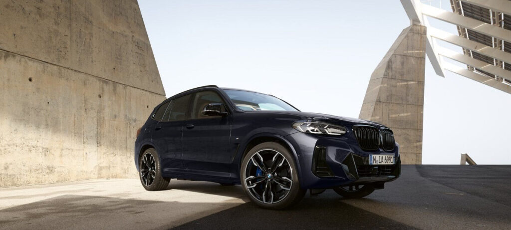 BMW X3 parada diagonalmente.