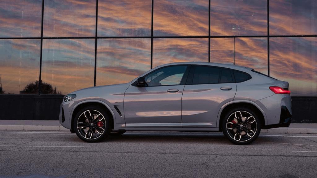 Lateral da BMW X4 2023 coupé.
