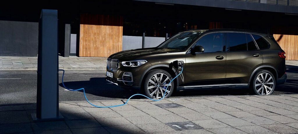 BMW X5 sendo carregado.