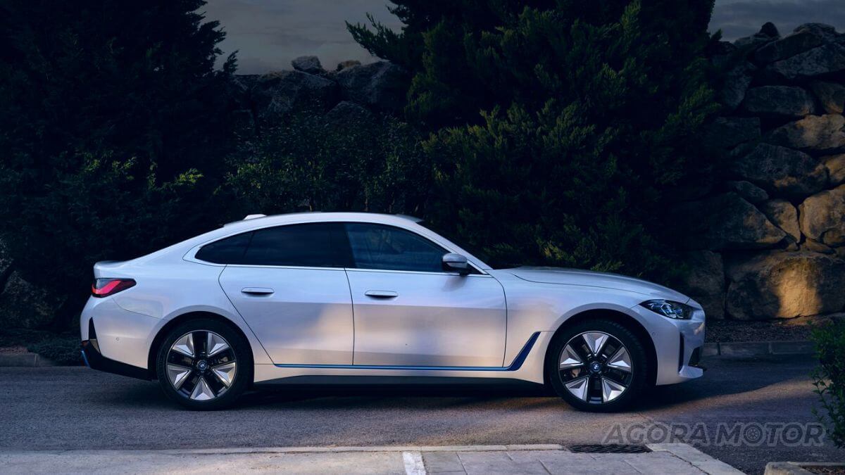 Lateral da BMW i4 2023.