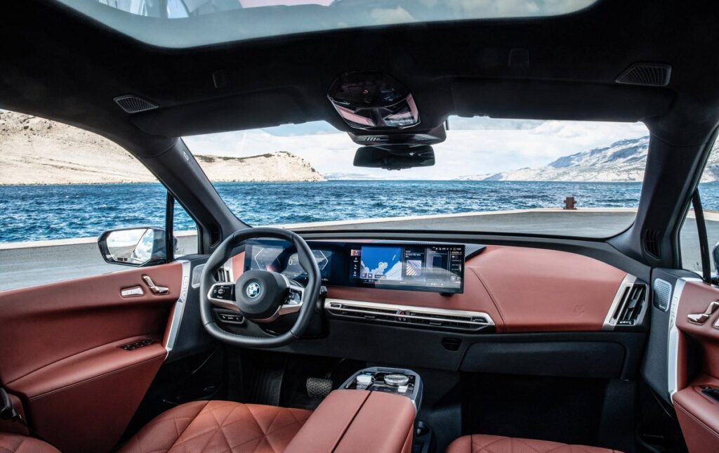 Interior minimalista do iX.