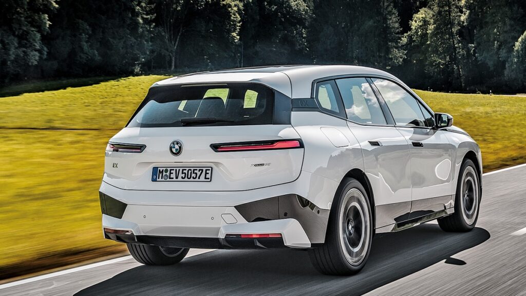 Traseira da BMW iX 2023.