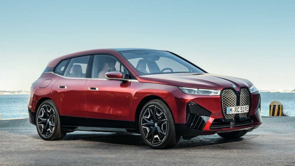 BMW iX 2023 vermelha.