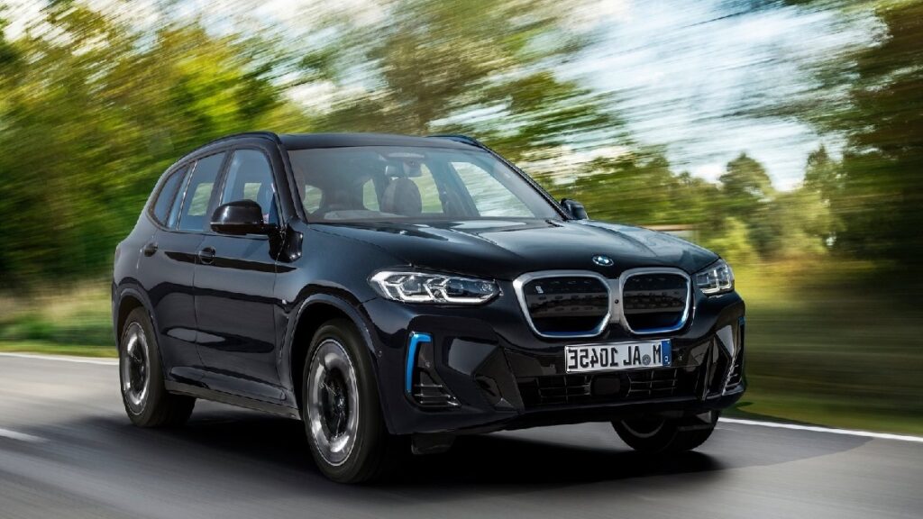 BMW iX3 2023 na estrada.