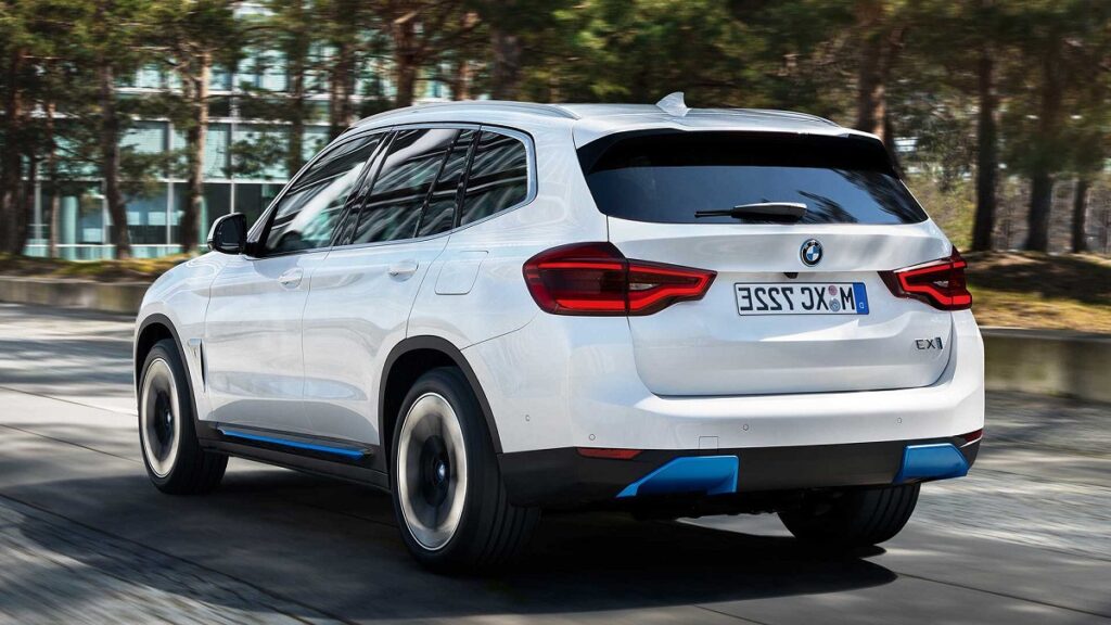 Traseira da BMW iX3 2023, na cor branca.