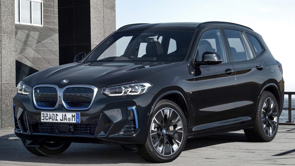 BMW iX3 preta, de frente.
