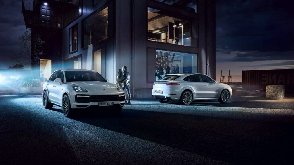 Dois Porsche Cayenne 2023 parados.