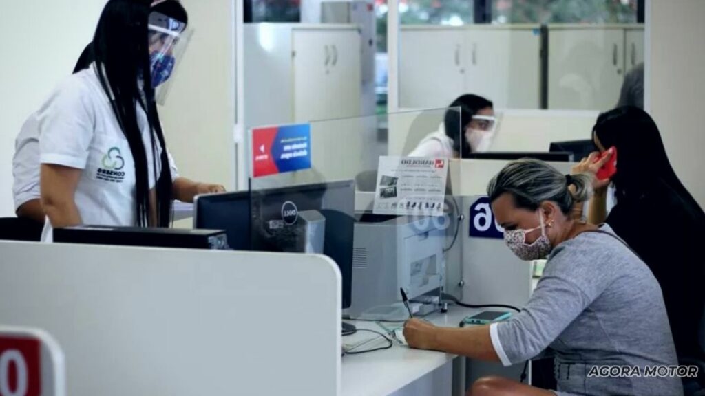 Pessoas sendo atendidas.