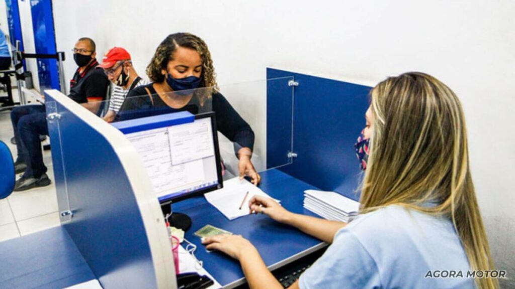 Mulher sendo atendida no Detran RJ.