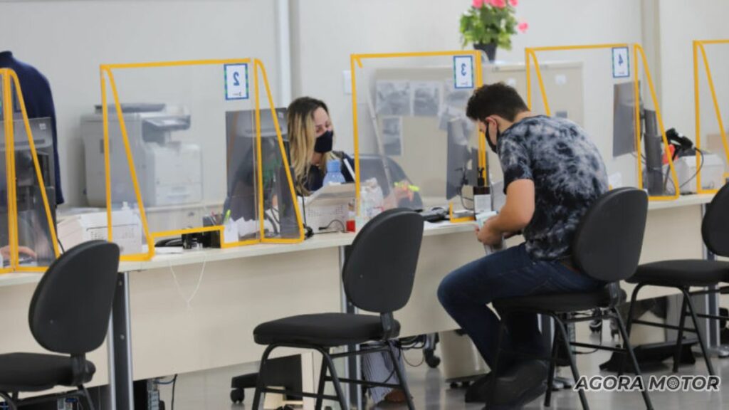 Atendimento do Detran PR.