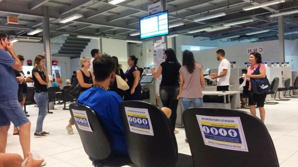 Pessoas esperando no Detran.