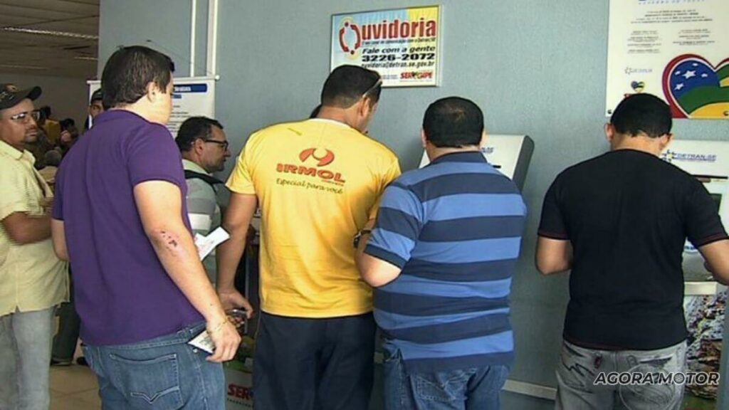 Pessoas esperando no Detran.