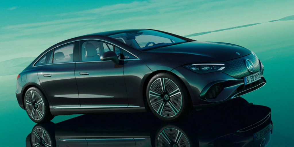 Foto de uma Mercedes EQE 100% elétrica