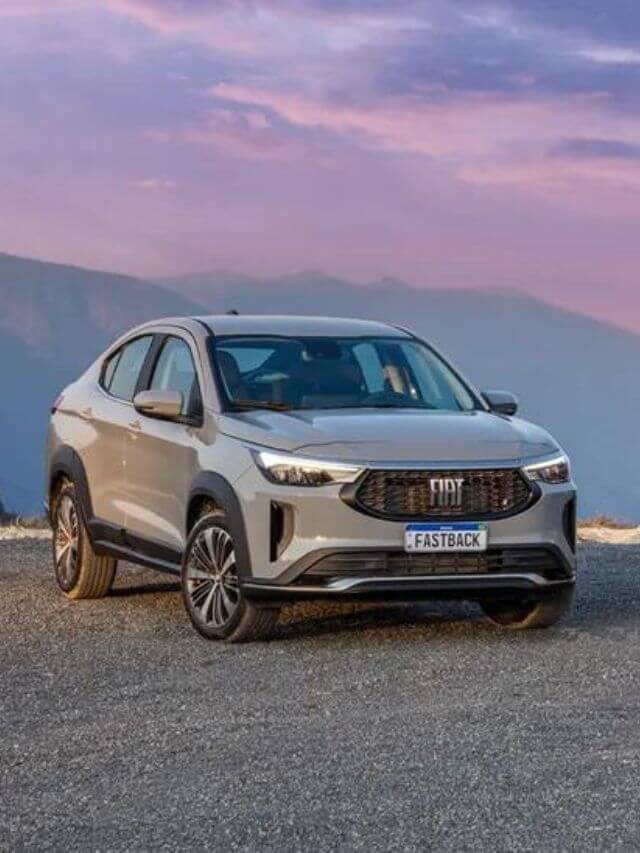 Um Fiat Fastback de frente.