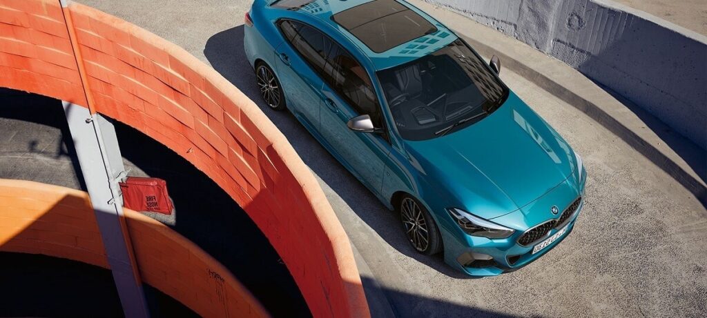Gran Coupé descendo um estacionamento