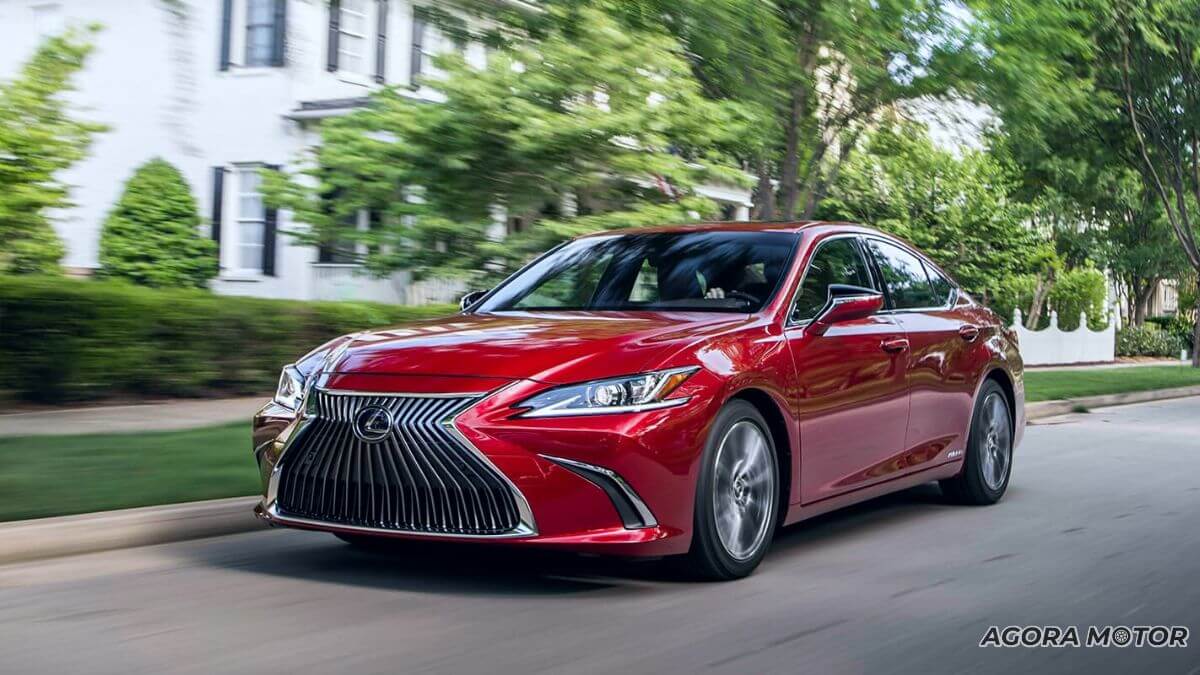 Dianteira do Lexus ES 2023.
