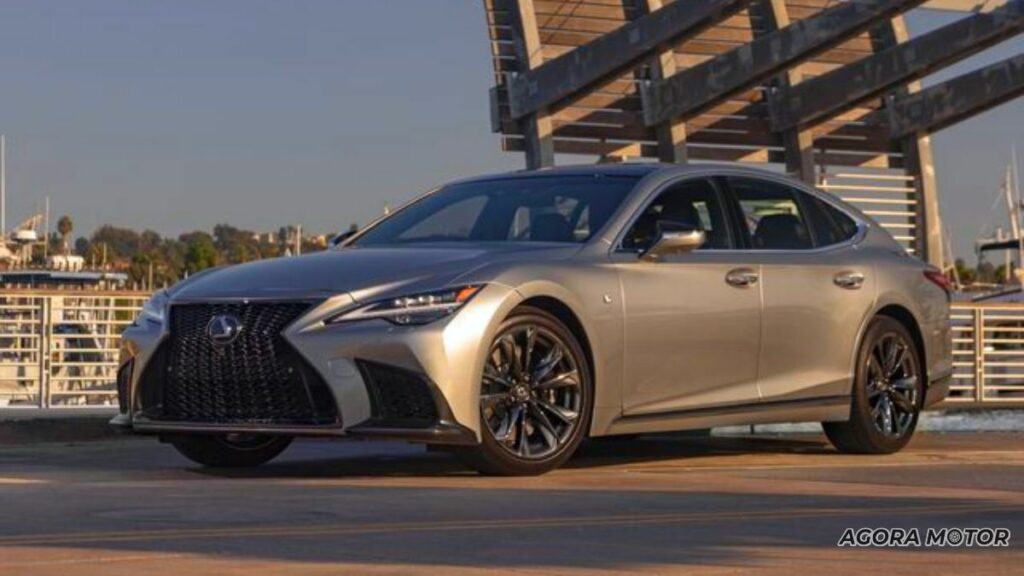 Lexus LS 2023.