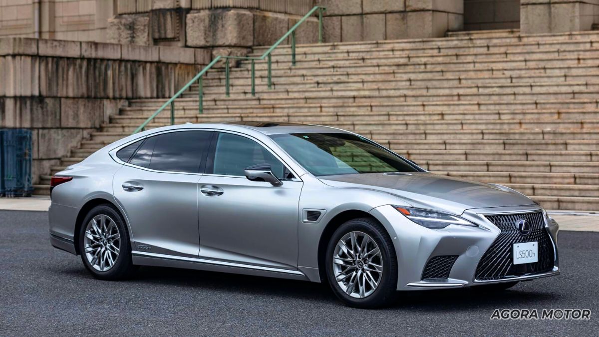 Lexus LS 2023 prata.