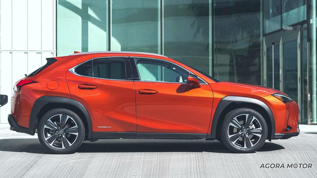 Lexus UX 2023 na cor vermelho lava.