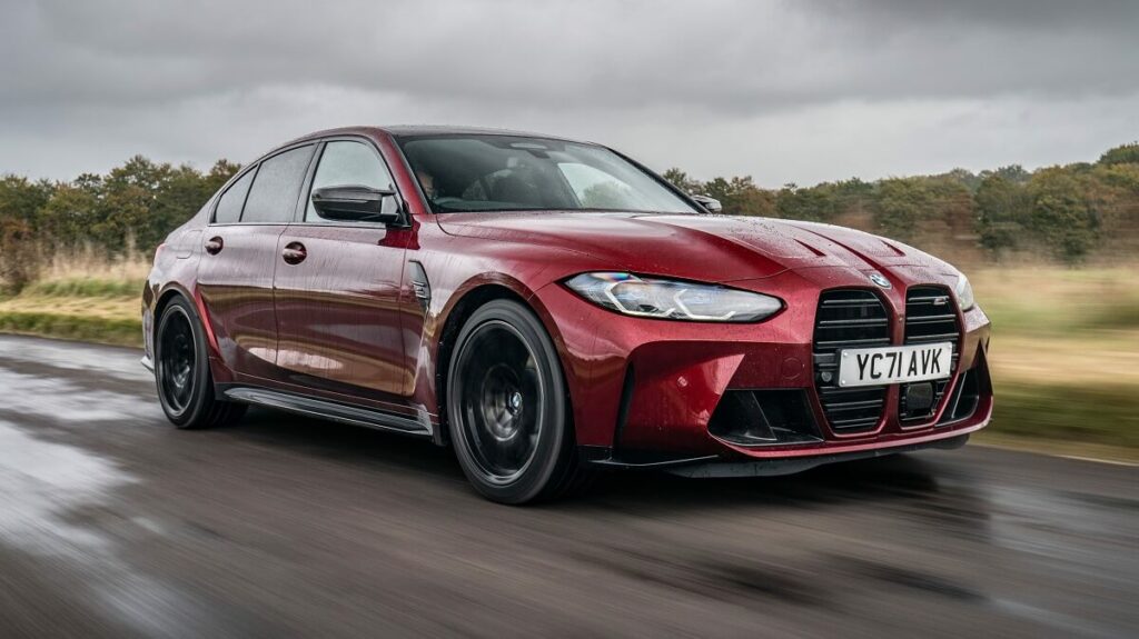 Um M3 Competition 2023 vermelho.