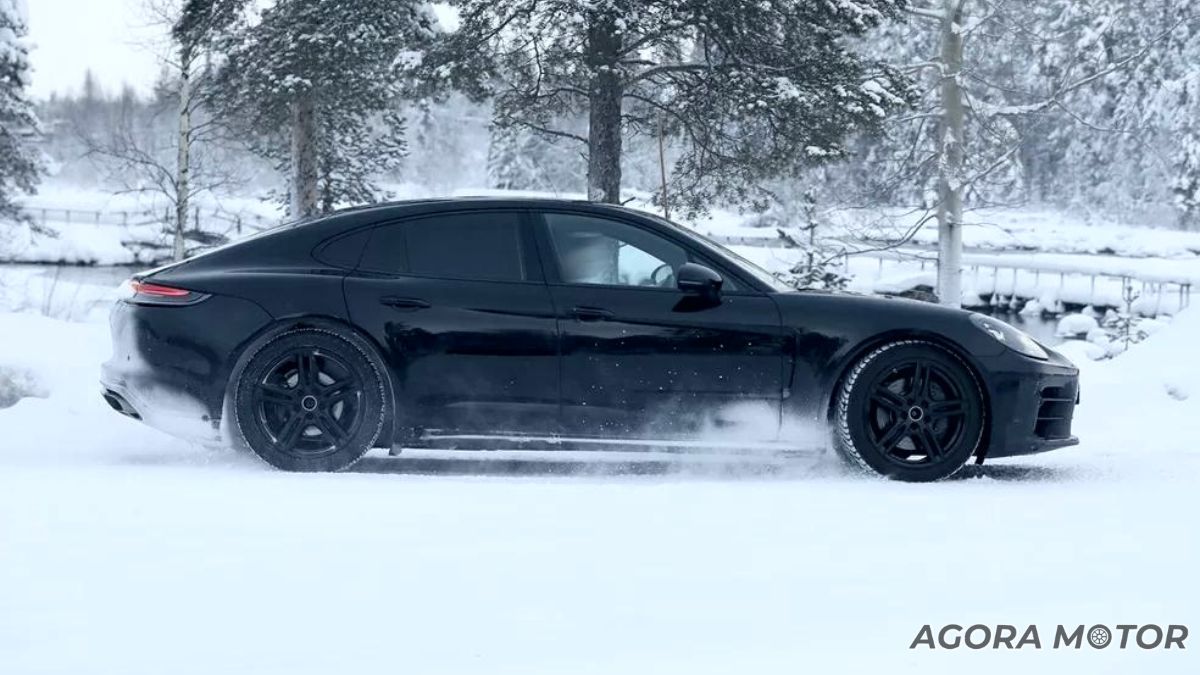 Panamera 2023. preto na neve.