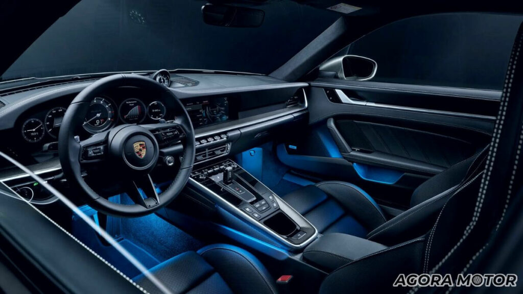 Interior moderno do Porsche 911.