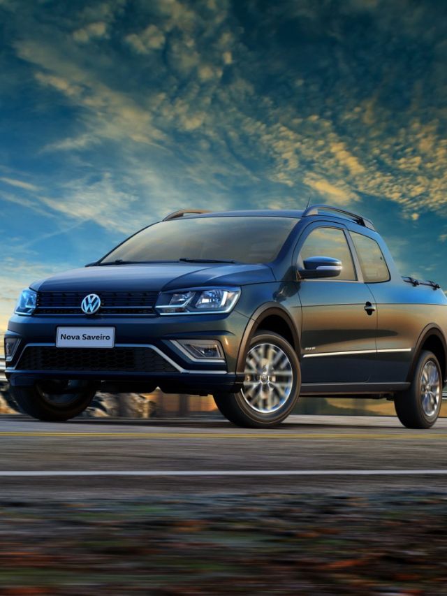 Saveiro na cor azul, de frente.