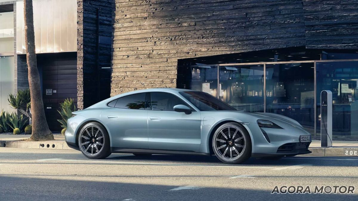 Taycan 2023 parado na rua.