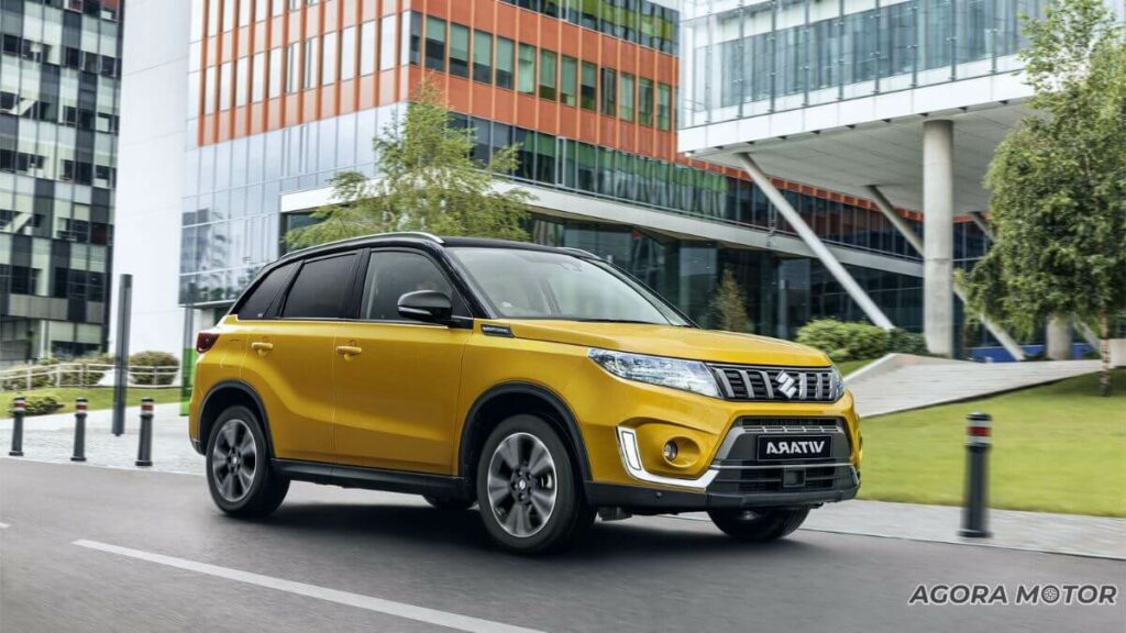 Vitara amarelo na cidade.