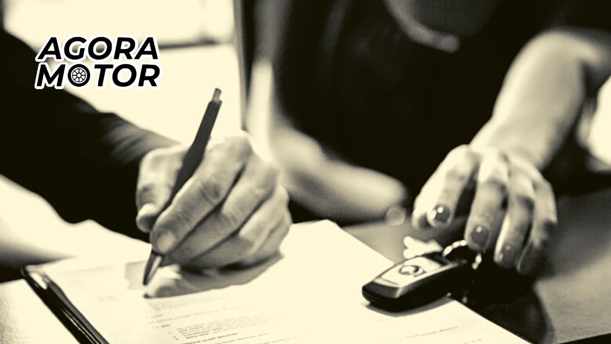 Foto de uma pessoa fazendo uma assinatura de transferência