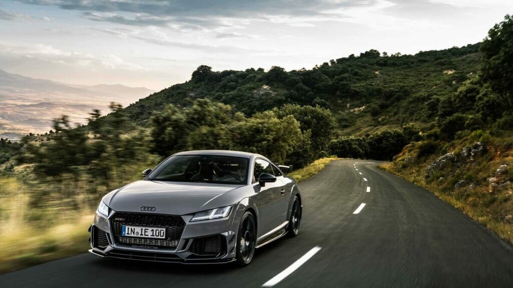 Foto frontal de um Audi TT RS Iconic Etition 2023