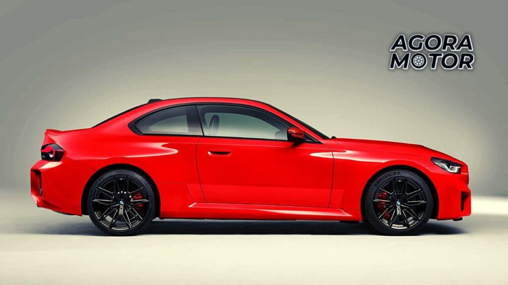 Foto lateral de uma BMW M2 vermelha