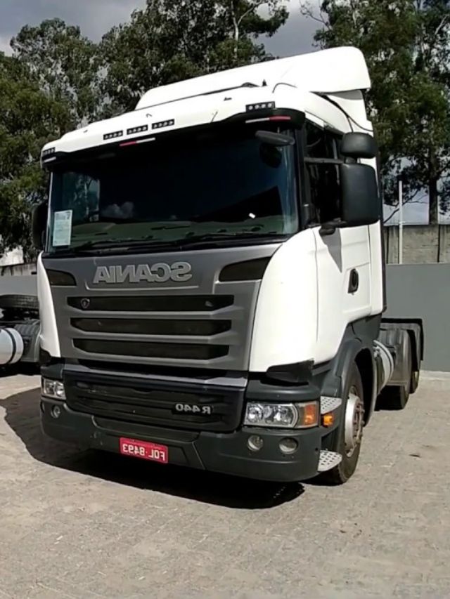Foto de um caminhão Scania branco