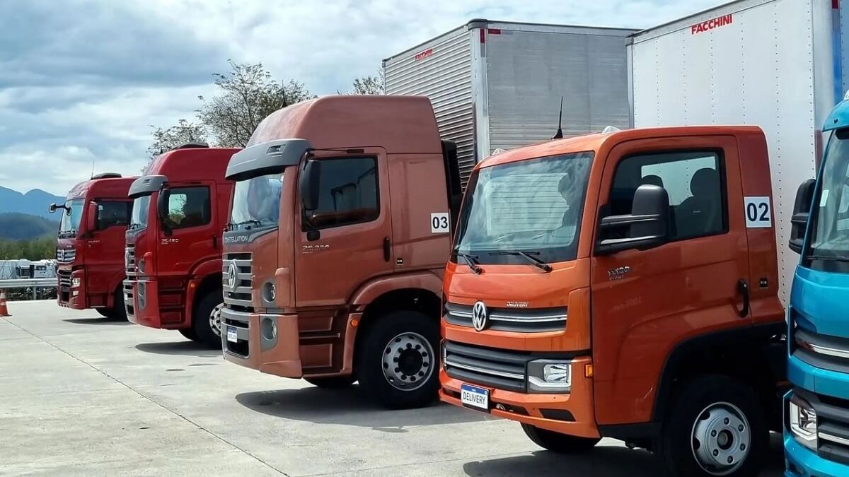 Foto de vários caminhões da VW
