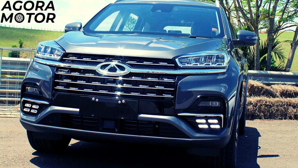 Foto frontal de um Caoa Chery Tiggo 8