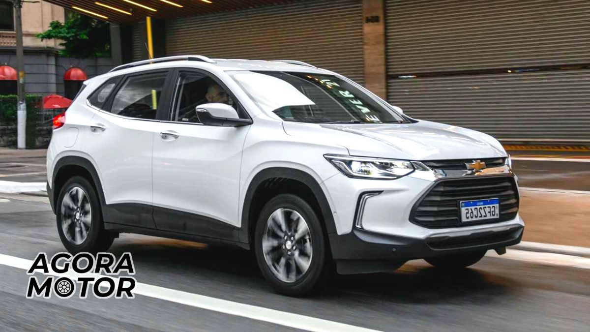 Foto lateral de uma Tracekr 2022 Carros