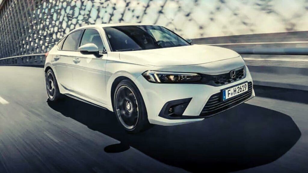 Foto de um Civic e HEV 2023 branco, foto dianteira do carro