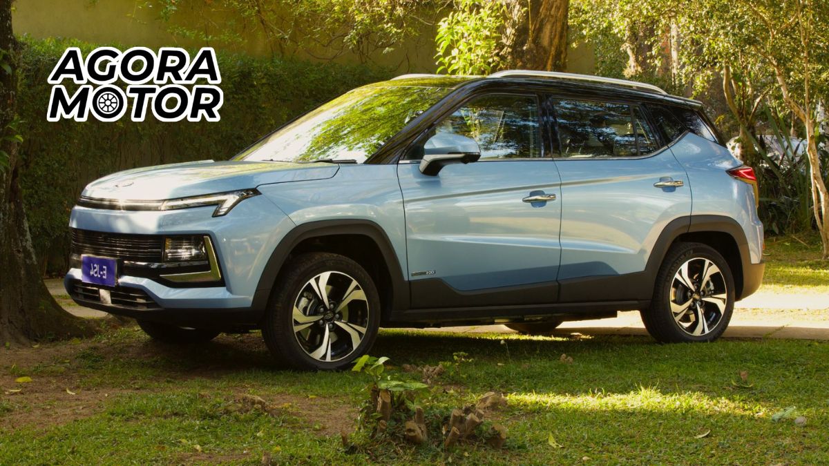 Foto de um JAC E-JS4 2023 azul no gramado